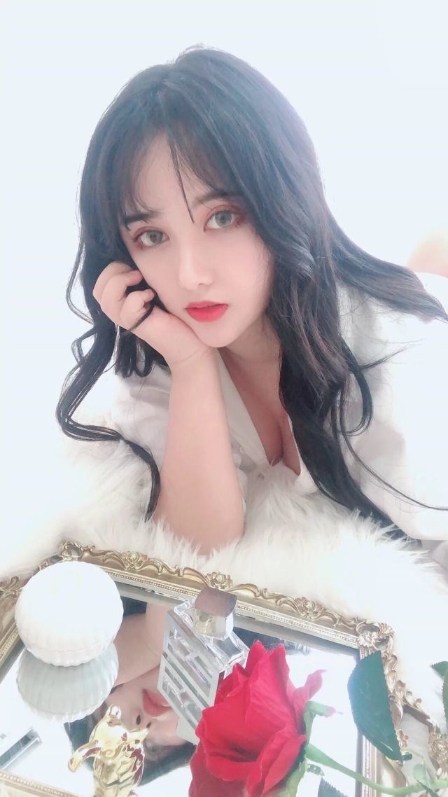 西安粉嫩兼职学妹，刚下海待开发